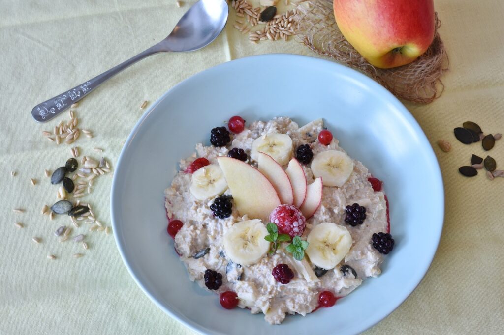 Oatmeal with Fresh Berries and Nuts